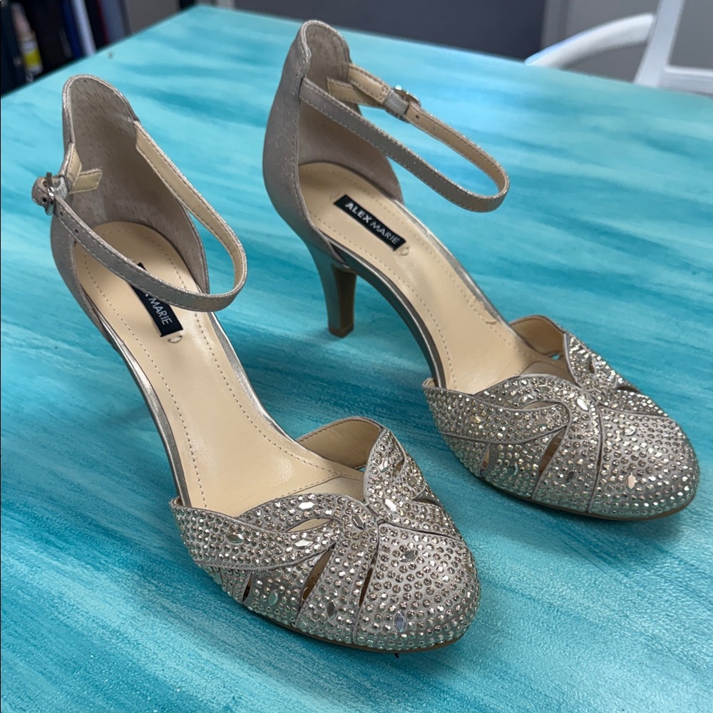 Alex Marie Sabryna Women's 8.5 M Glittering Gold Heels NEW in box (no lid)
